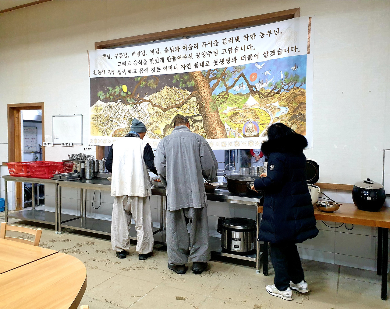 각자 밥 푸는 스님들.jpg