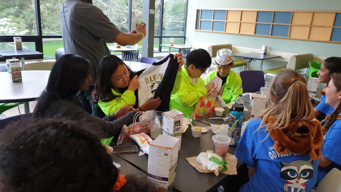 4 티 받고 설명 듣는 우리 팀.jpg