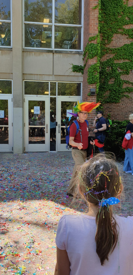 환호 받기직전    우스꽝스런 모자를 쓴 judge.jpg