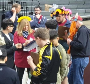 우스운 모자를 쓴 심판들 .jpg