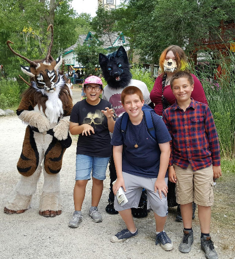 1 르네상스 페어에서 분장한 사람들과.jpg