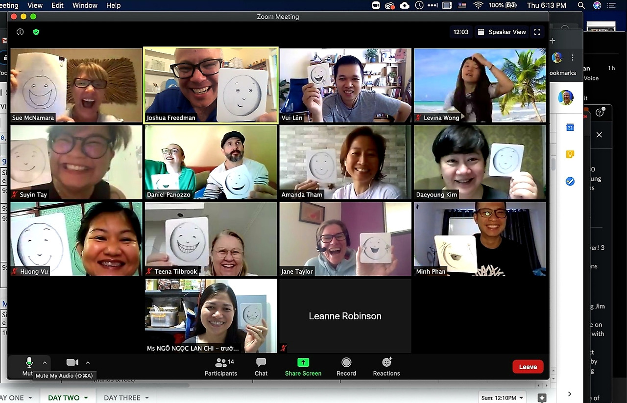 카드 들고 웃는 사진.jpg