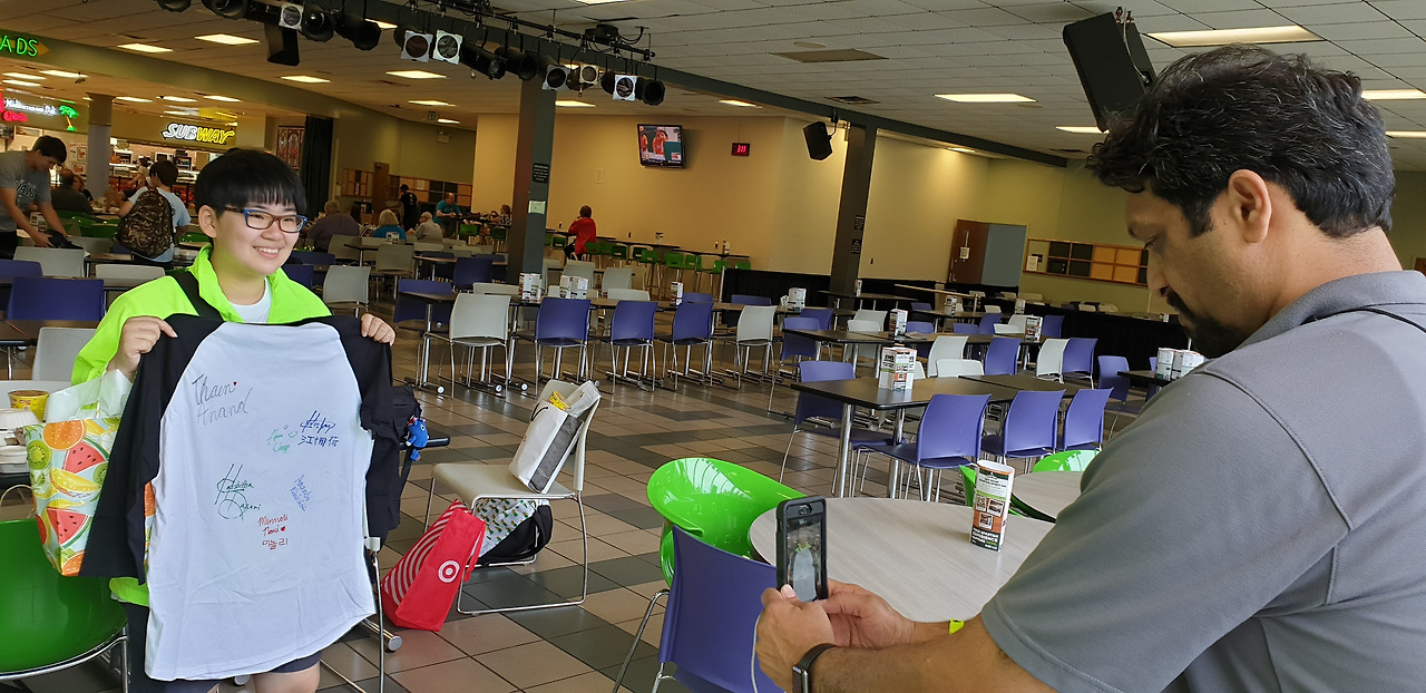 5 티 들고 사진 찍기.jpg