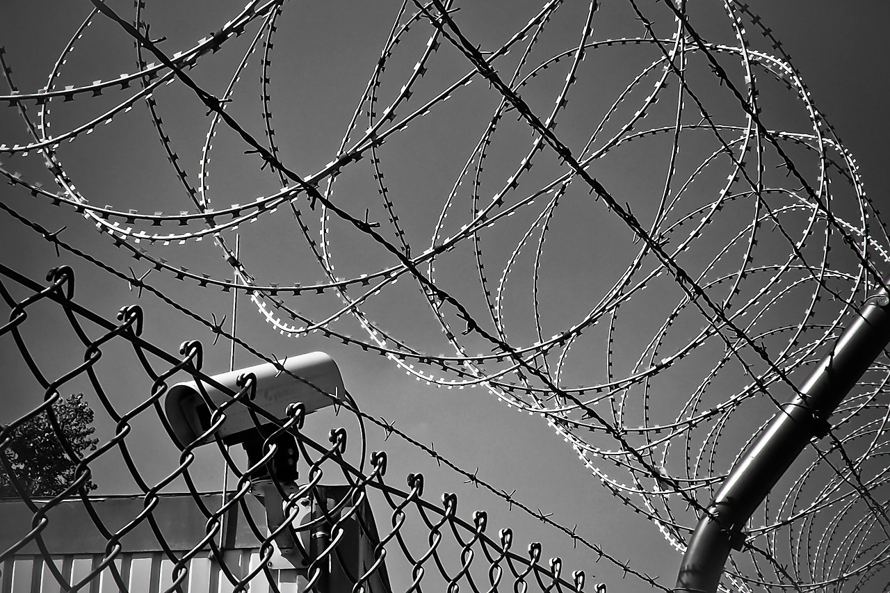 barbed-wire-g23e469023_1920.jpg