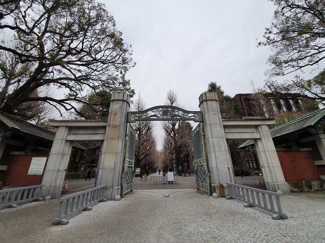 동경대_정문.jpg