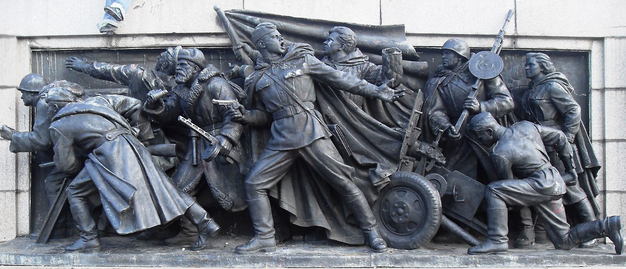 Monument_to_the_Soviet_Army,_bas-relief_at_the_column_foot._3.jpg
