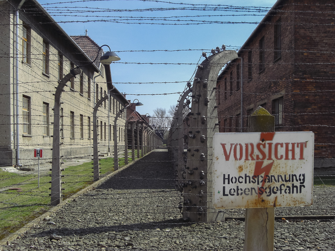 Scene_of_Auschwitz_I,_Poland5.jpg