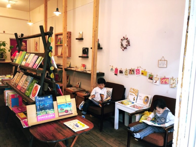 여행육아2 그림책방 안.jpg