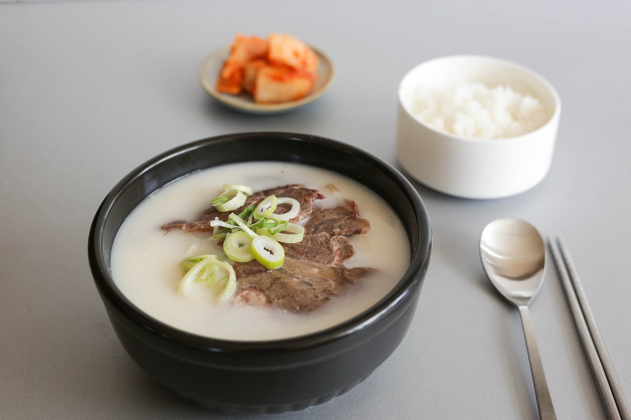 사골을 우려낸 설렁탕과 깍두기.jpg