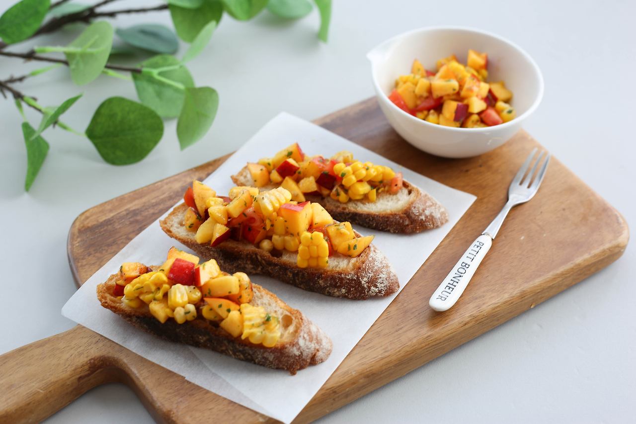 4. 천도복숭아 부르스케타.jpg