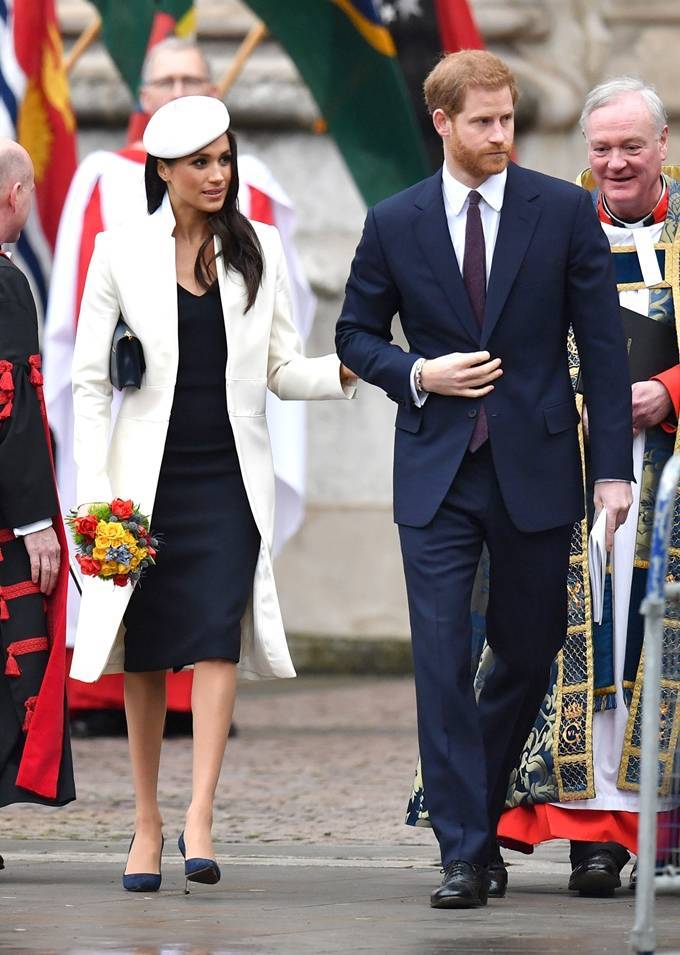 메건마클 크림코트와 네이비구두.jpg