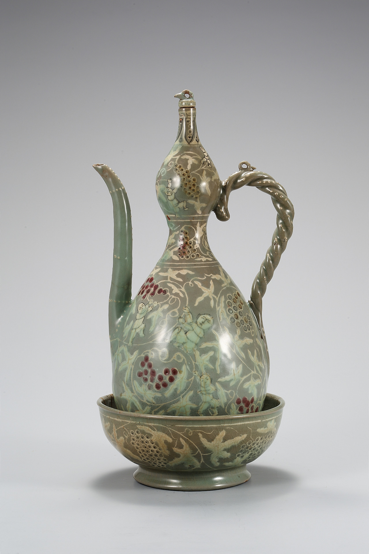 청자 상감 동화 포도 동자 무늬 조롱박 모양 주전자와 받침_PS0100100100500001900000_0.jpg