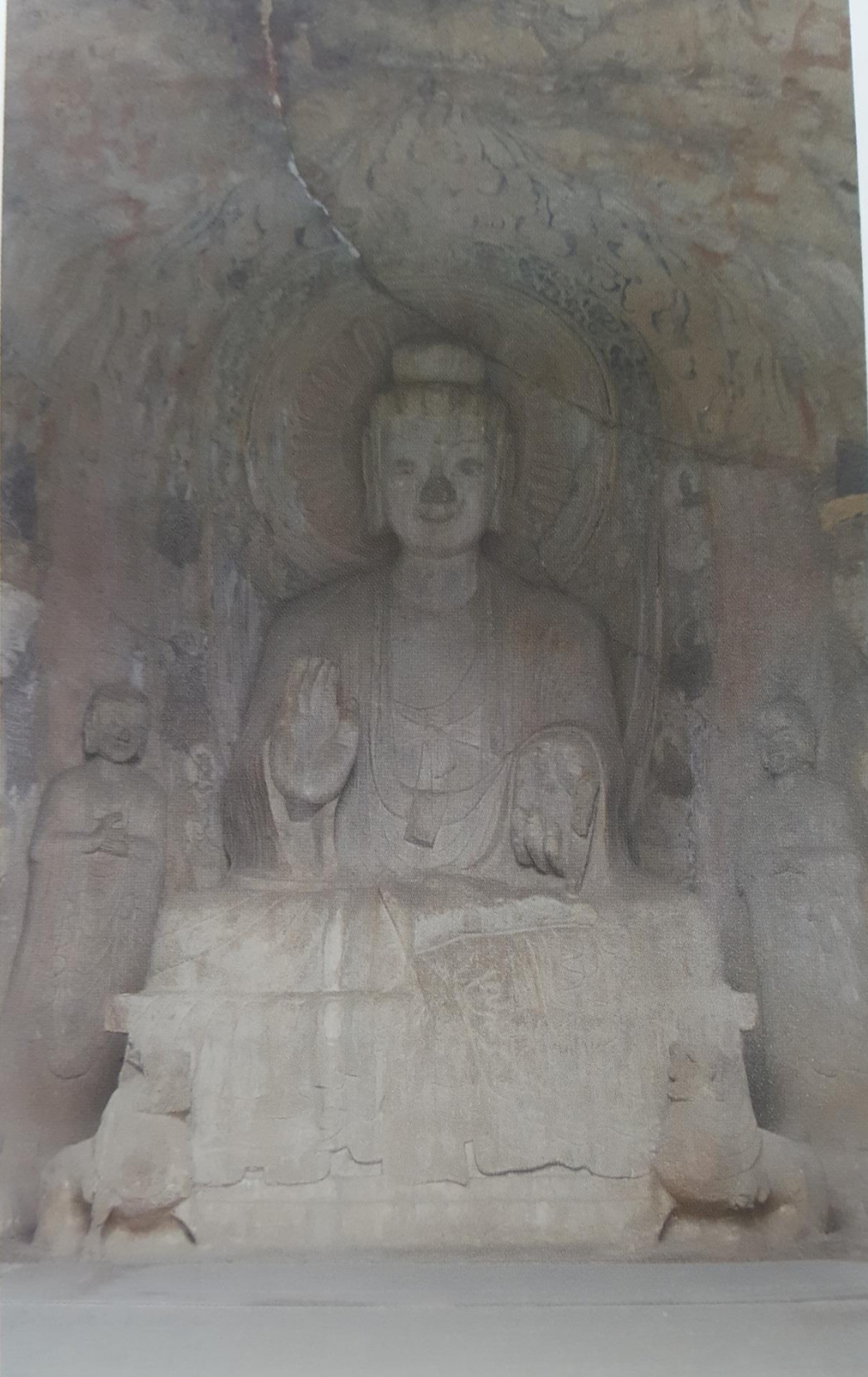 용문석굴 빈양중동 주존불 523년 북위.jpg