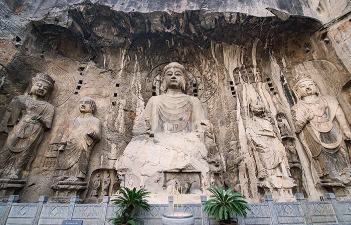 용문석굴 전체적인 모습.jpg