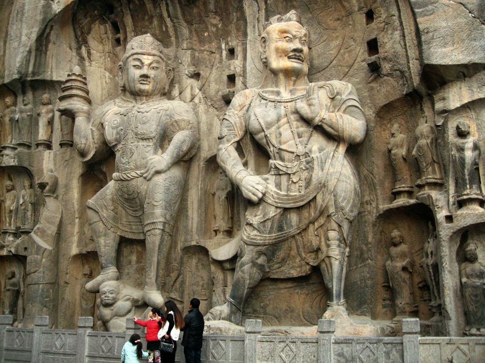 용문석굴 사천왕, 금강역사(향우측).jpg