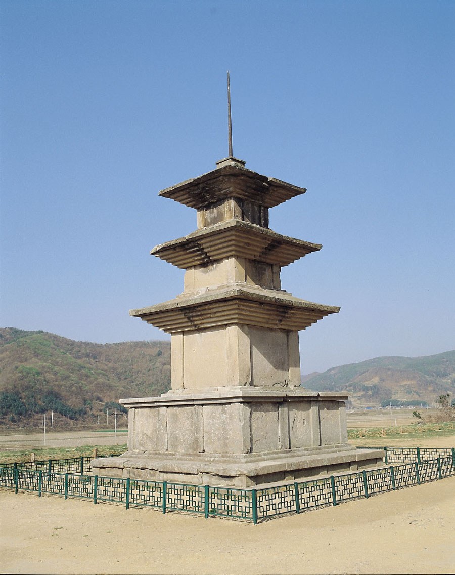 감은사지 동삼층석탑.jpg