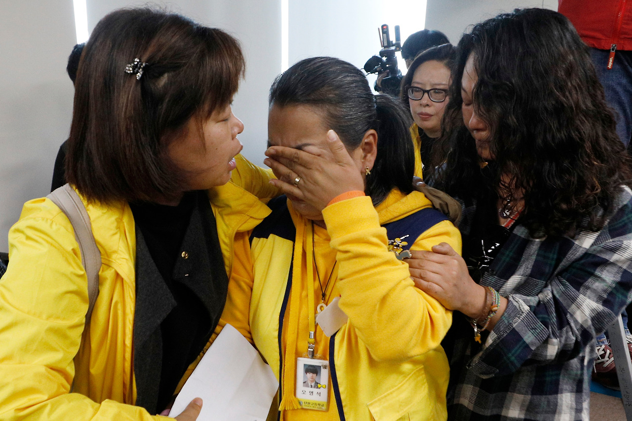 origin_세월호참사특조위발표에눈물흘리는유가족.jpg