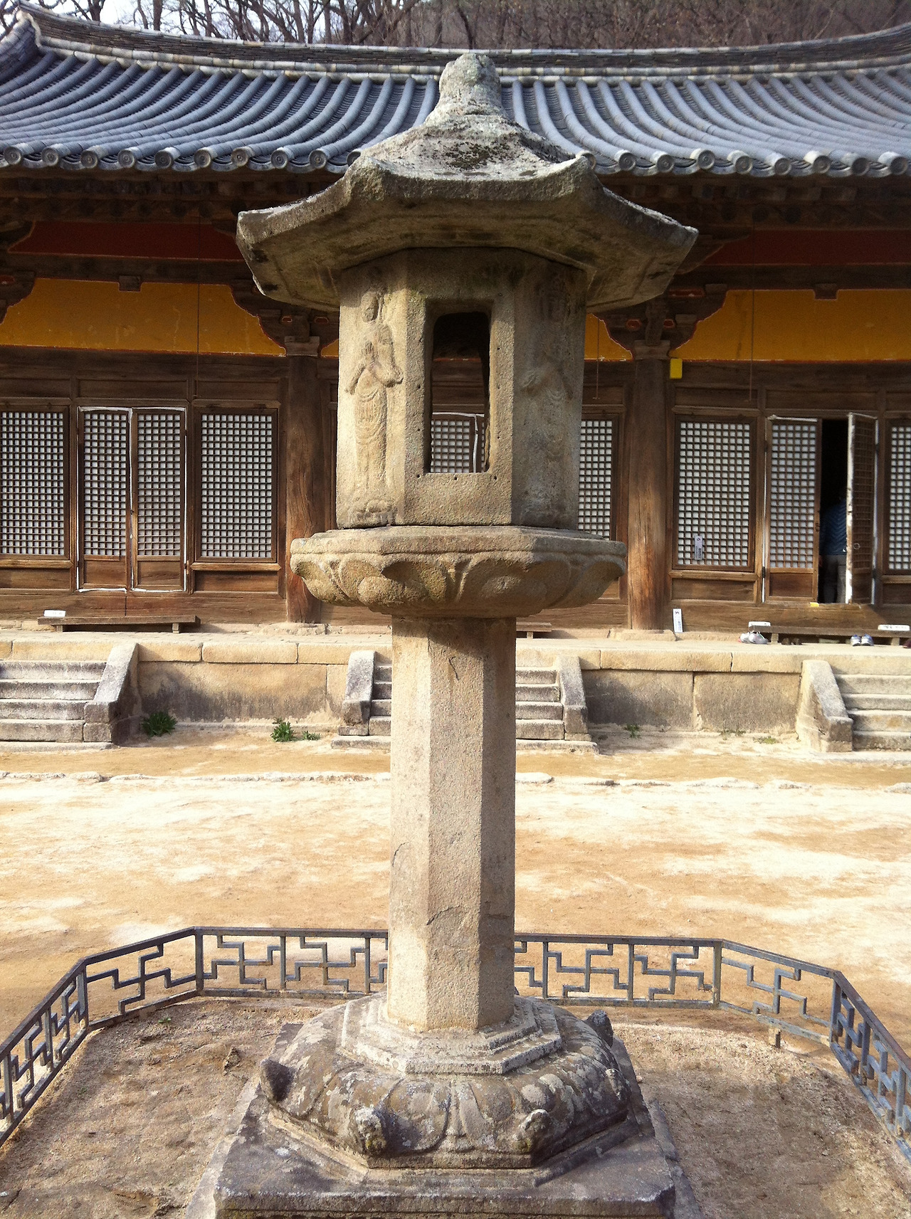 Stone_lantern_at_Muryangsujeon.jpg