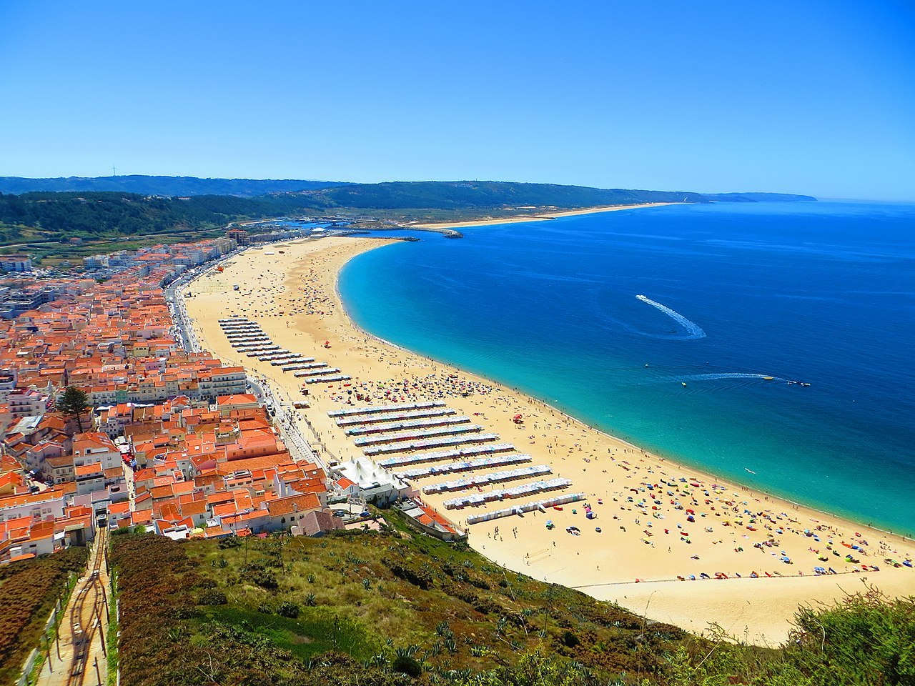 1280px-La_grande_plage_de_Nazaré_-_panoramio_(20).jpg