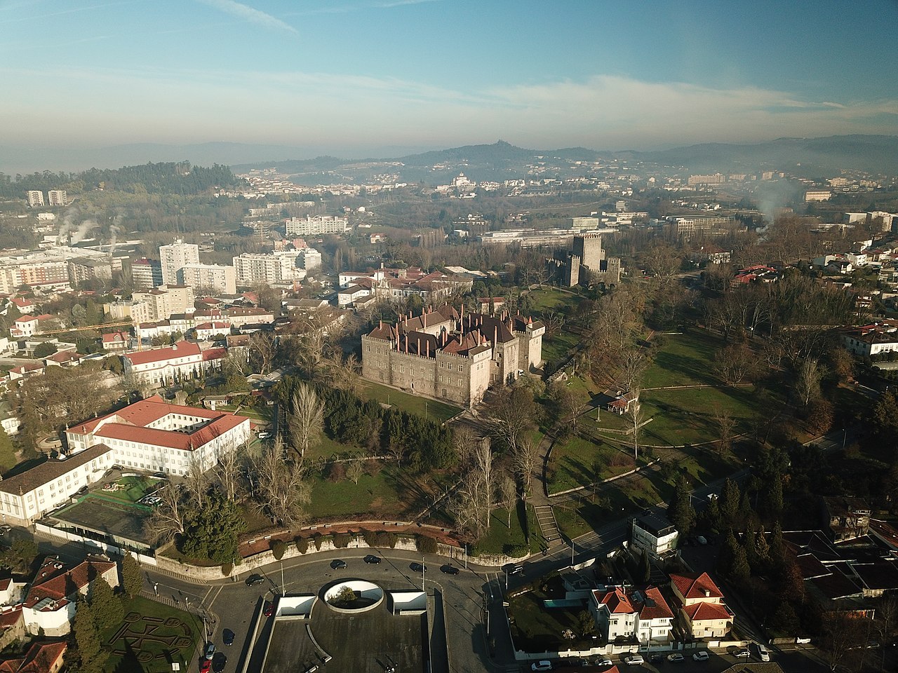 1280px-DJI_0133castelo_guimarães.jpg