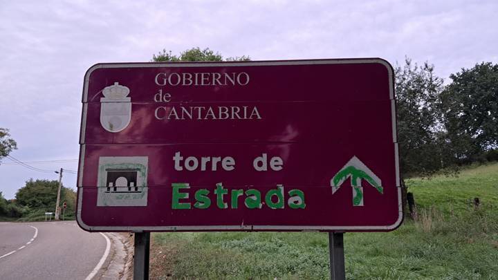 에스트라바 탑 이정표.jpg