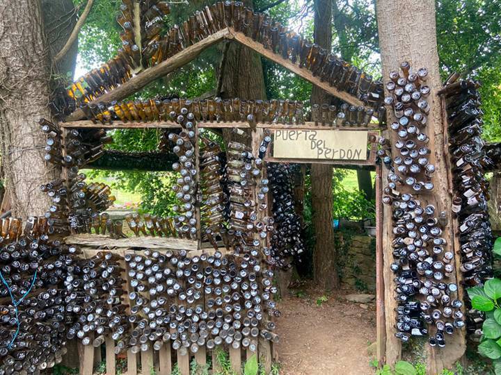 병으로 치장한 집01.jpg