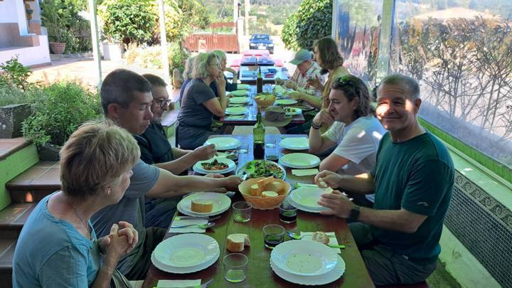 점심을 함께 먹은 순례자들.jpg