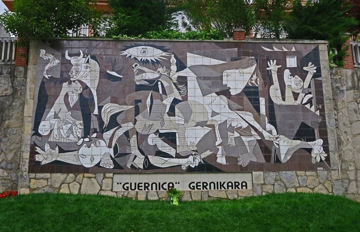 게르니카 벽화.jpg