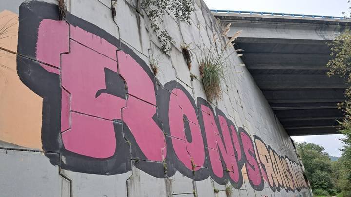 교각 밑 큰 글씨.jpg