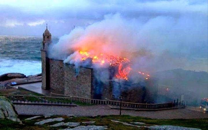 불타는 예배당.jpg