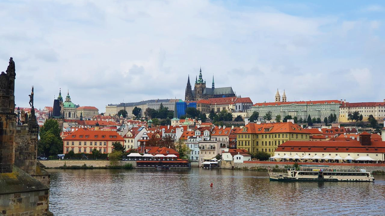 카를교에서 본 프라하성.jpg