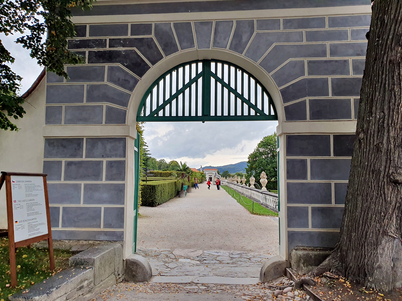 체스키성 정원 입구(보정).jpg