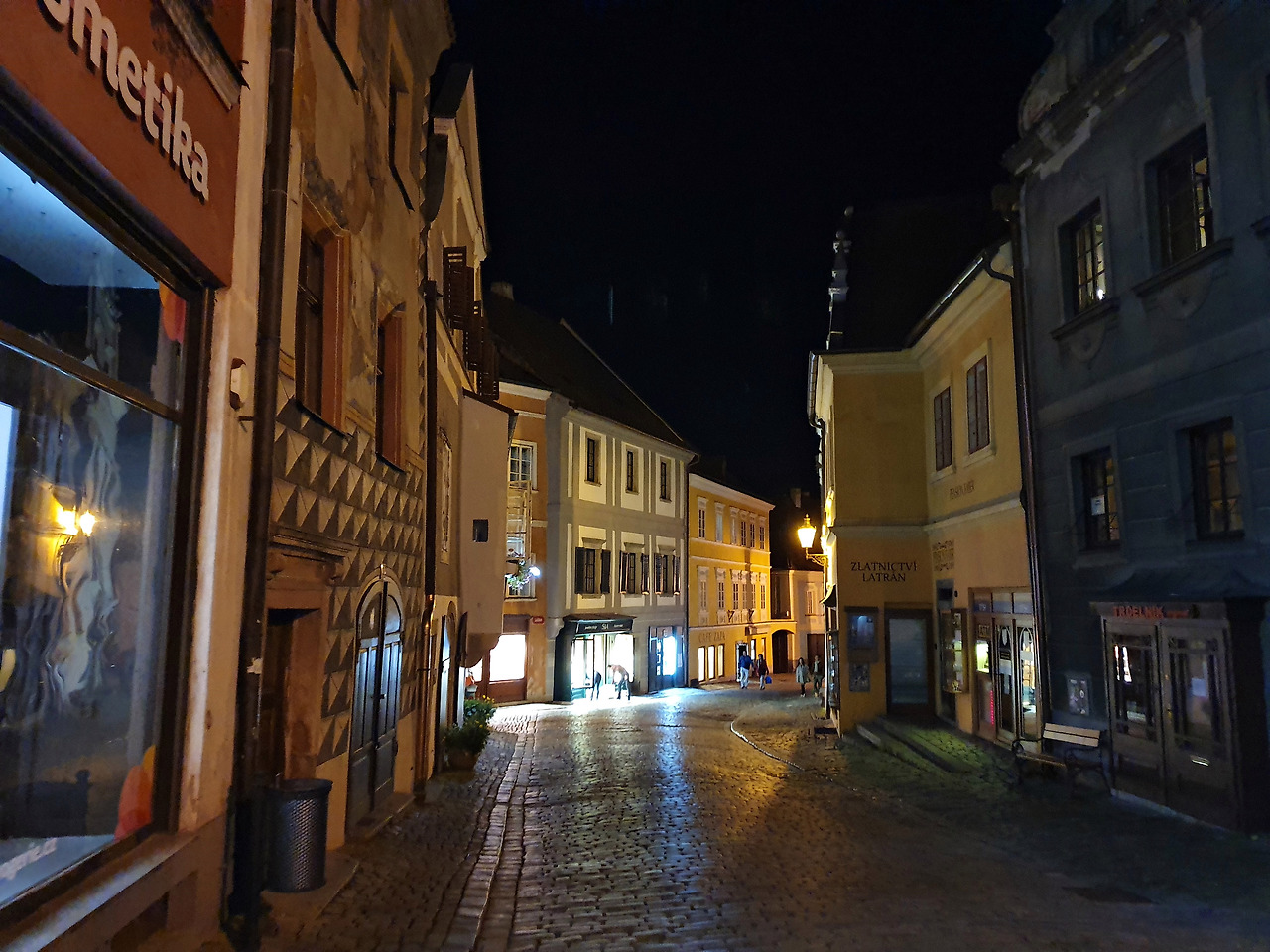 체스키성 내려와서 거리 (보정).jpg