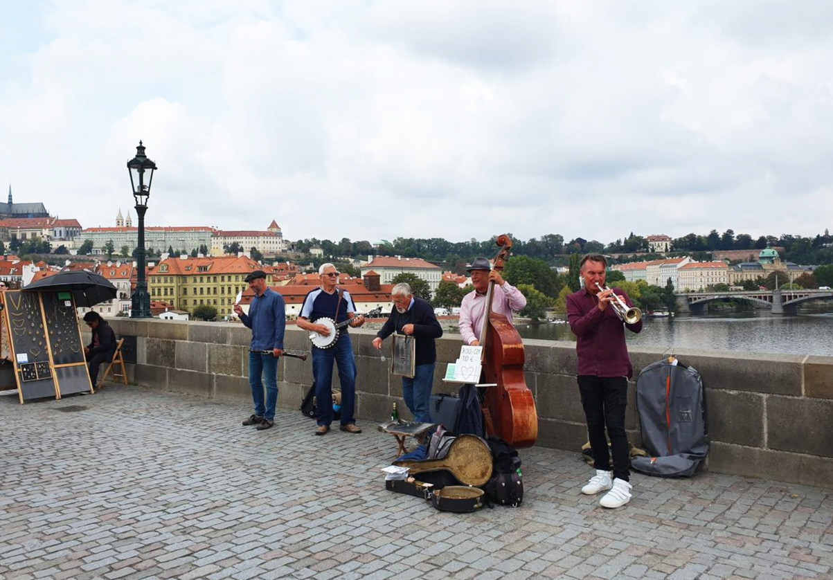 카를교 악사.jpg