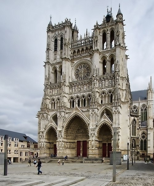 500px-Church_in_Amiens_crop.jpg