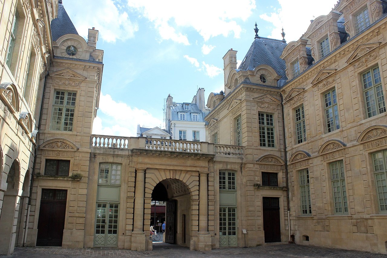 Hôtel_de_Sully,_París._03.jpg