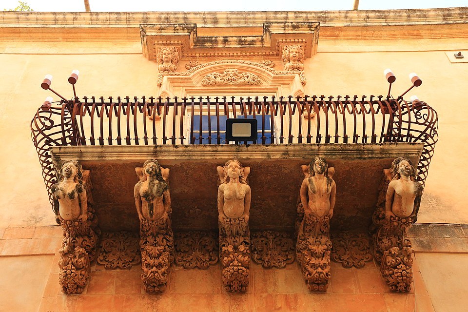 Noto_-_Palazzo_Nicolaci_di_Villadorata_-_1.jpg