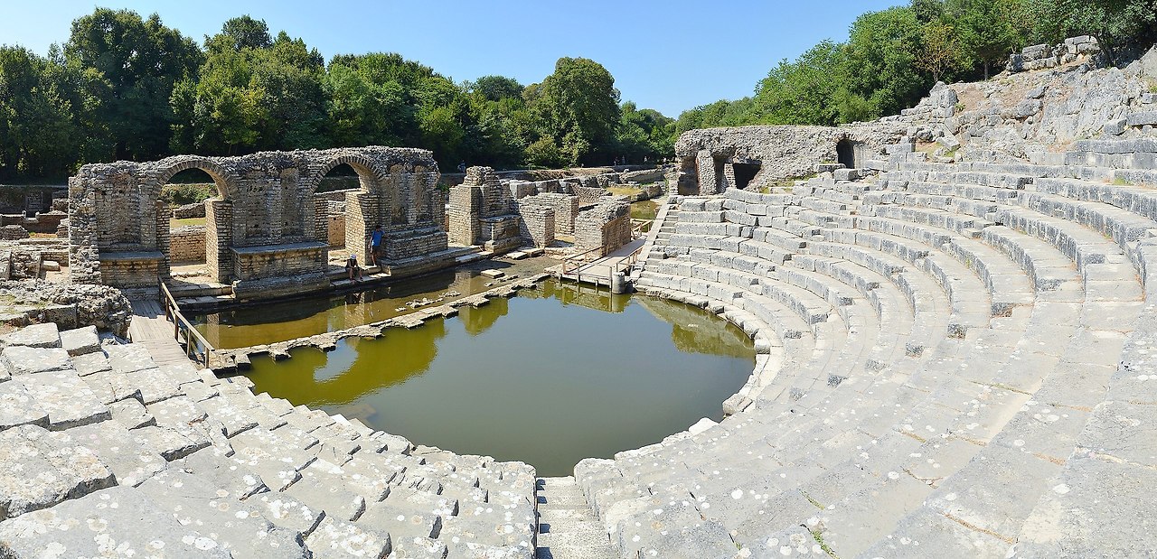 Butrint_-_Ancient_amphitheatre_(by_Pudelek).jpg