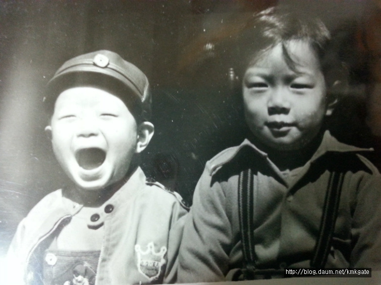 동생과 나 흑백.jpg