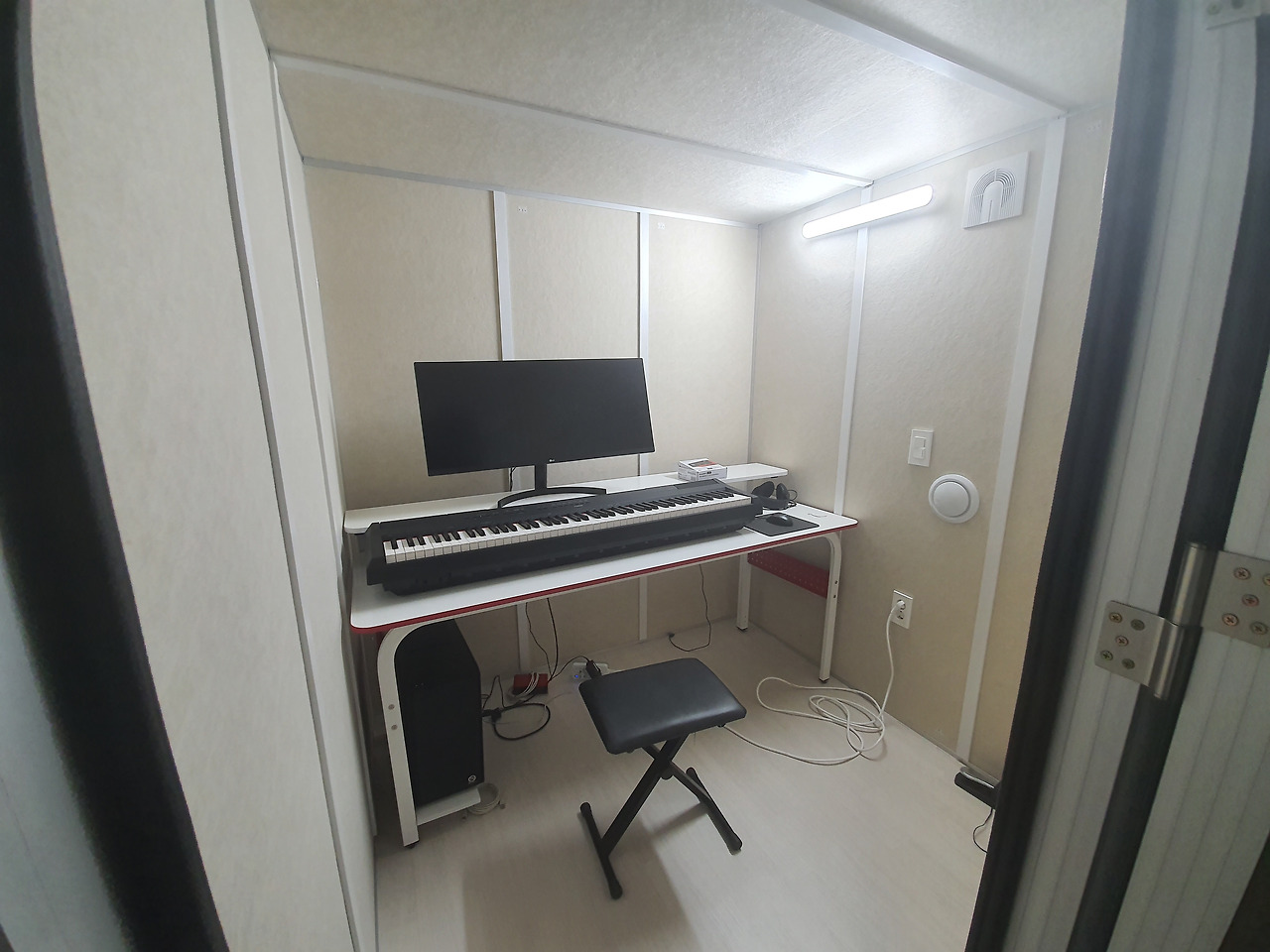 TV를 포기하고 만든 신혼집 코인노래방