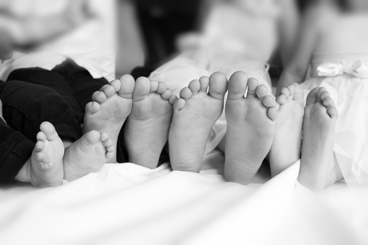 feet-2796905_1920_family.jpg