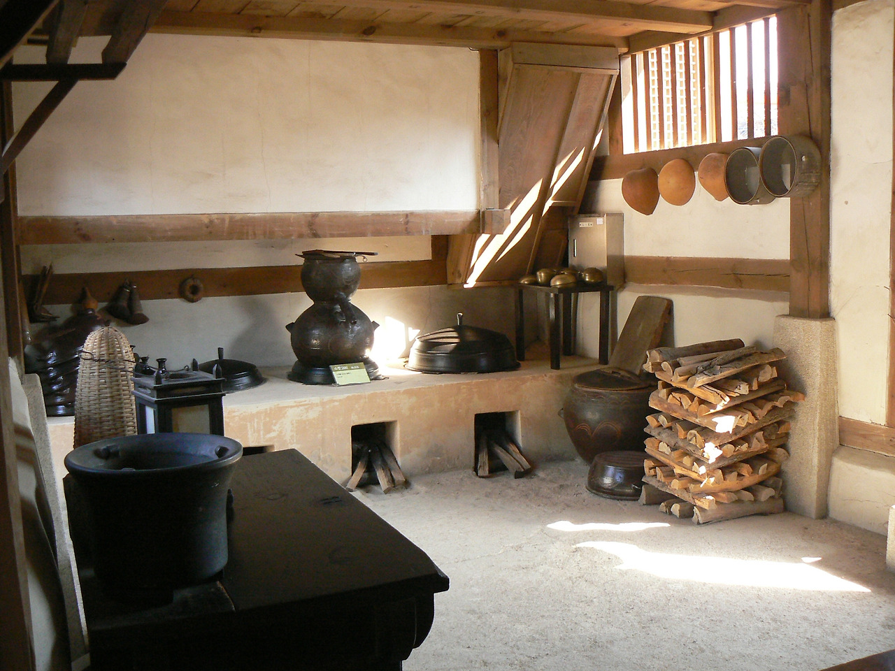 Hanok_kitchen.jpg
