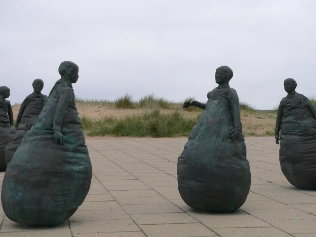 Conversation_Piece_by_Juan_Munoz_(1999)_-_geograph.org.uk_-_917829.jpg