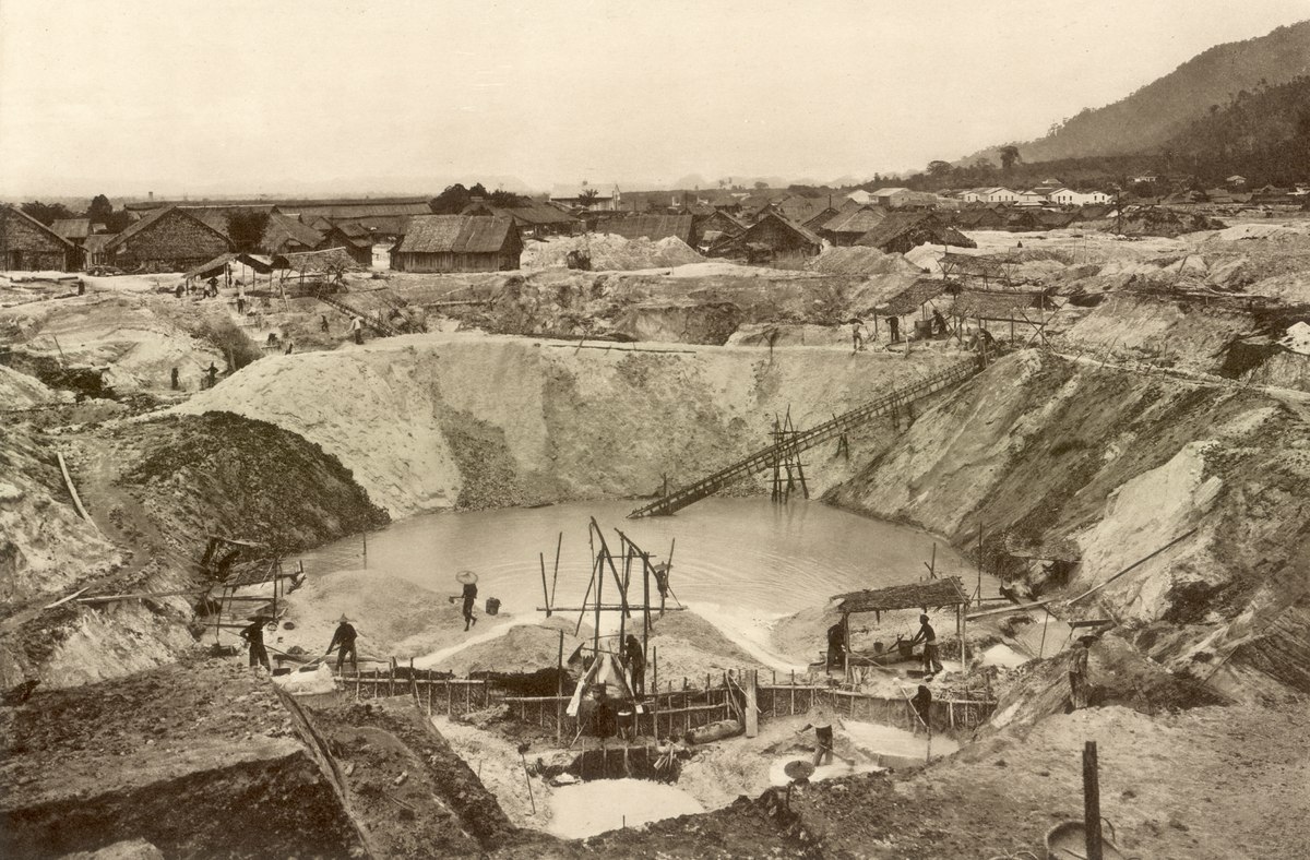 KITLV_-_79976_-_Kleingrothe,_C.J._-_Medan_-_Tin_mines_at_Kampar_in_Ipoh,_Malaysia_-_circa_1910.tif.jpg