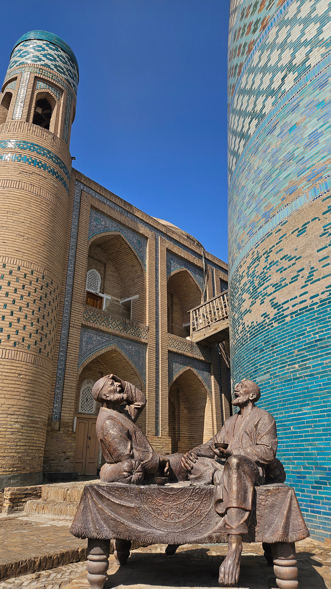 알콰리즈미 동상.jpg