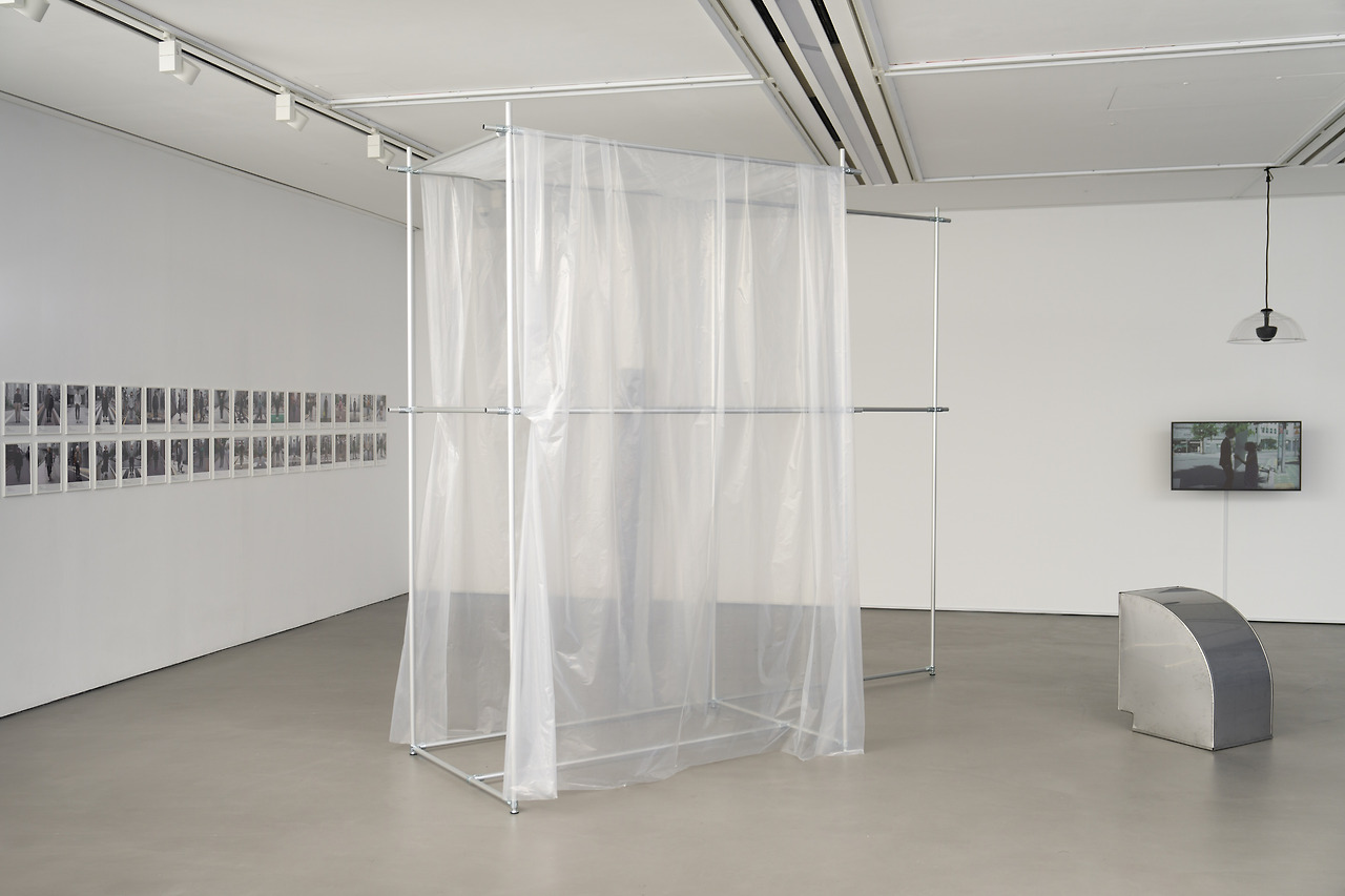 7. 안진선, 〈입구 혹은 가림막〉, 2025, 알루미늄 파이프, PE 비닐, 얼룩을 만드는 생활용품 스프레이, 가변설치(300 × 368 × 120cm), 사진_ 고정균.jpg