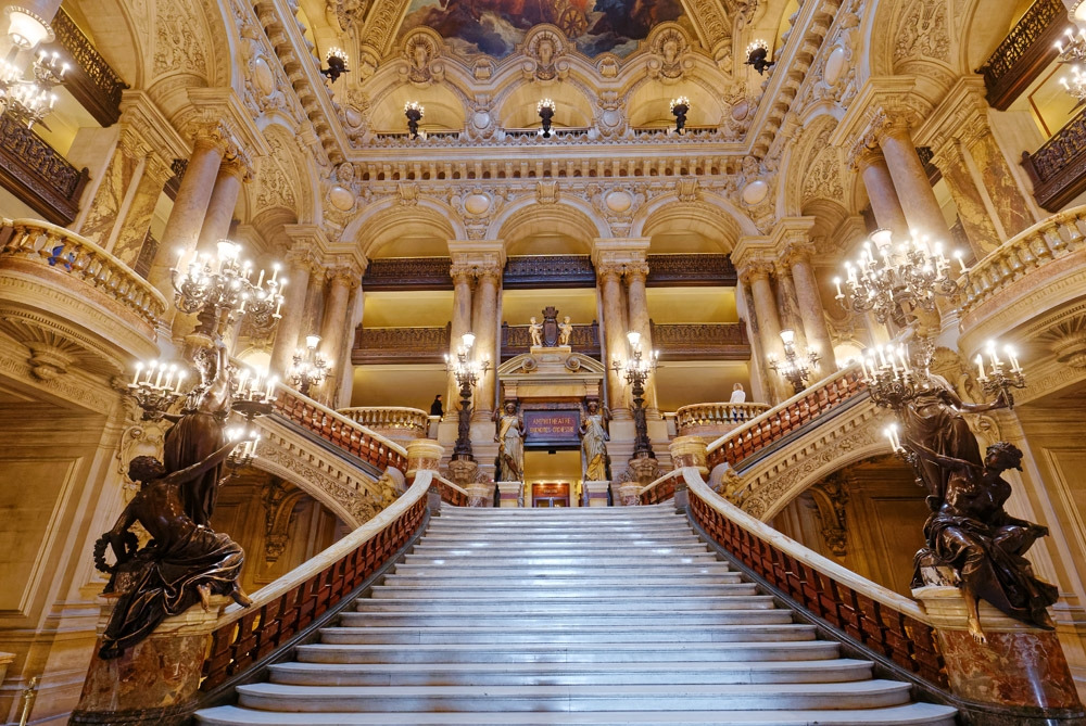 Monumental_stairway_of_the_palais_Garnier_opera_in_Paris.jpg