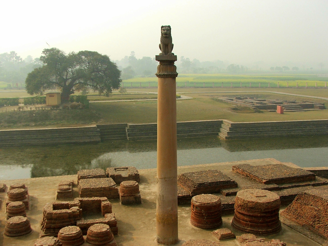Bpilgrim (Ashoka_pillar_at_Vaishali,_Bihar,_India.jpg