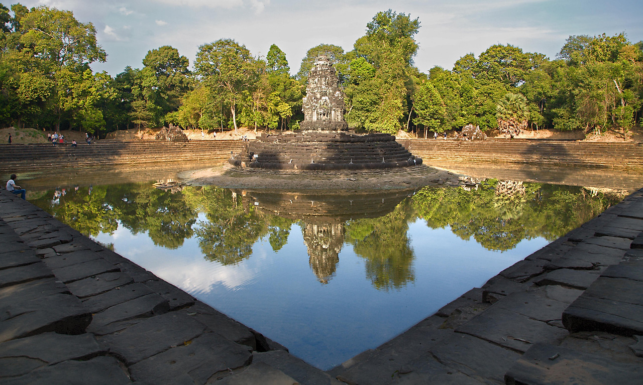 Siem_Reap_Reflections_(CAMBODIA-REFLECTION-NEAK_PEAN)_II_(1070421461) Chi King.jpg