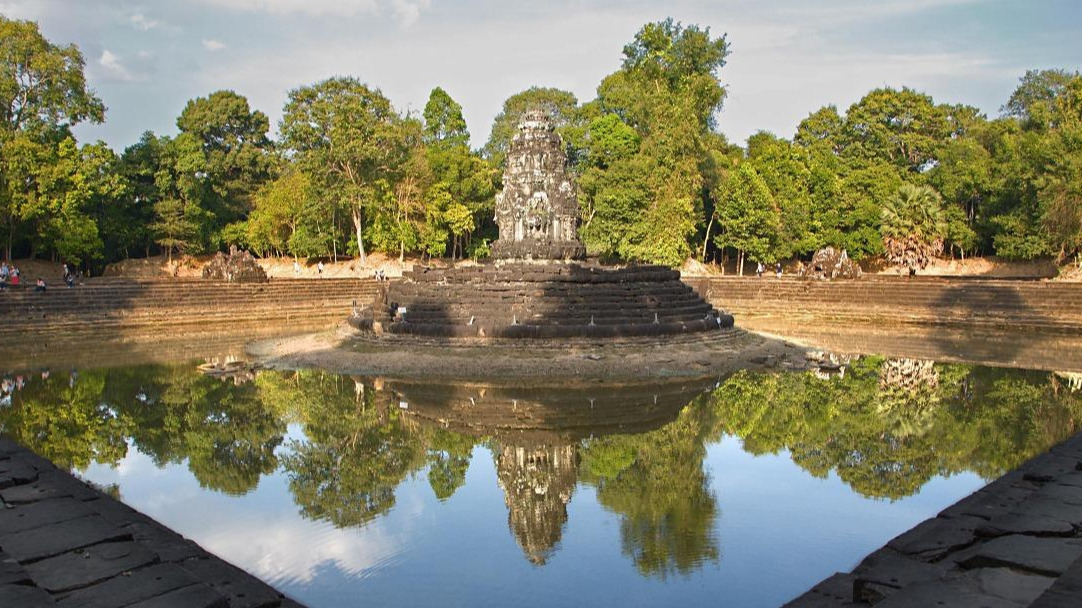 Siem_Reap_Reflections_(CAMBODIA-REFLECTION-NEAK_PEAN)_II_(1070421461) Chi King.jpg